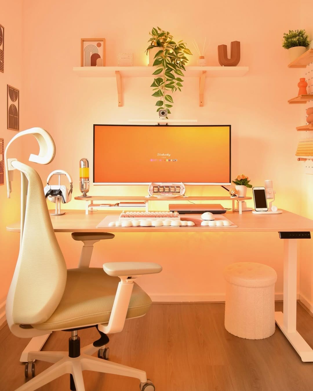 bureau minimaliste orange